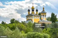 Православная Церковь У Реки Ока Рязань Россия — стоковые фотографии и другие картинки Золото - Золото, Купол, Рязань
